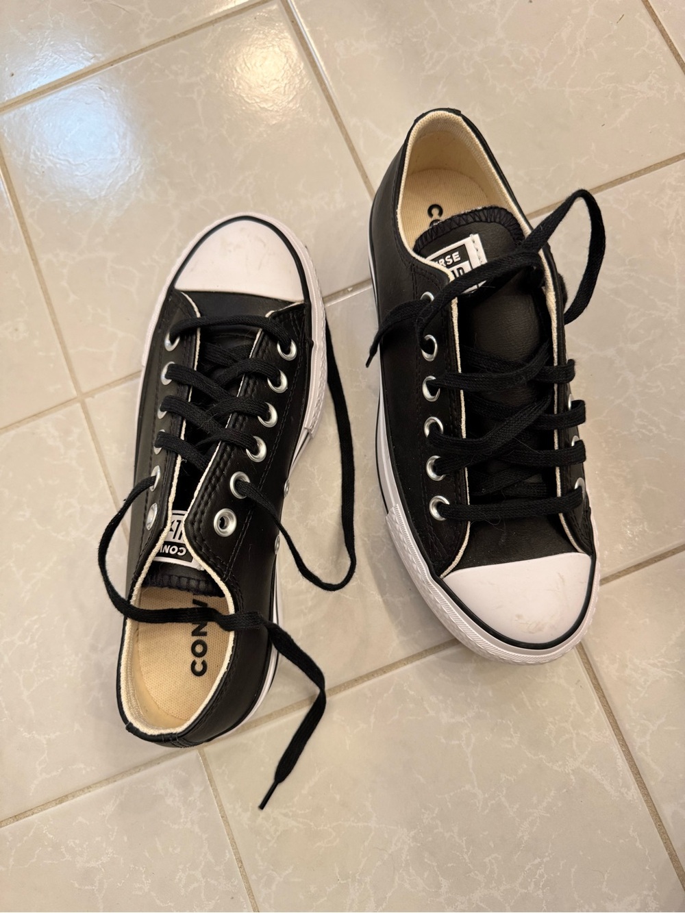 Converse Women’s black leather low-top sneakers - Size 6